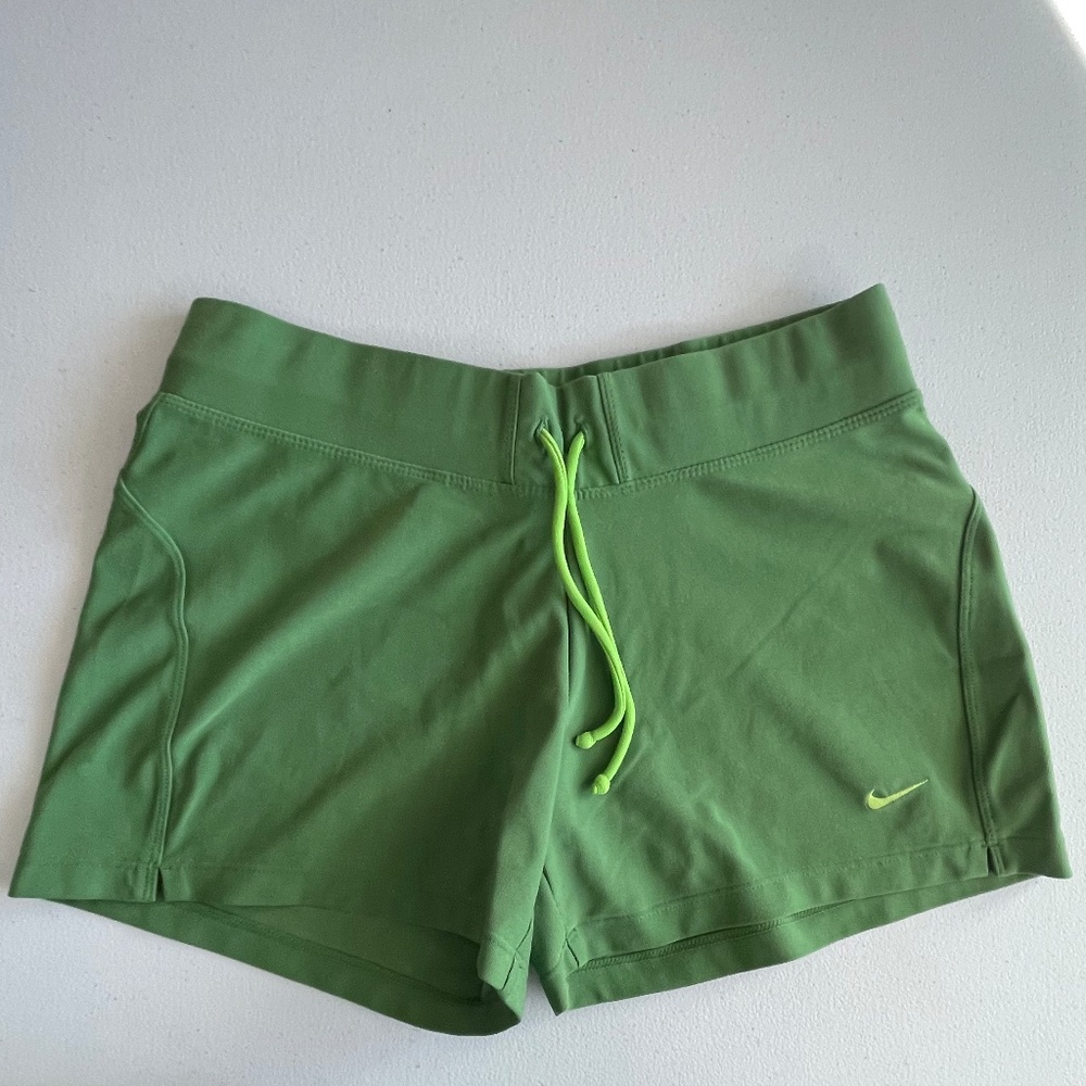 green nike shorts sz.s